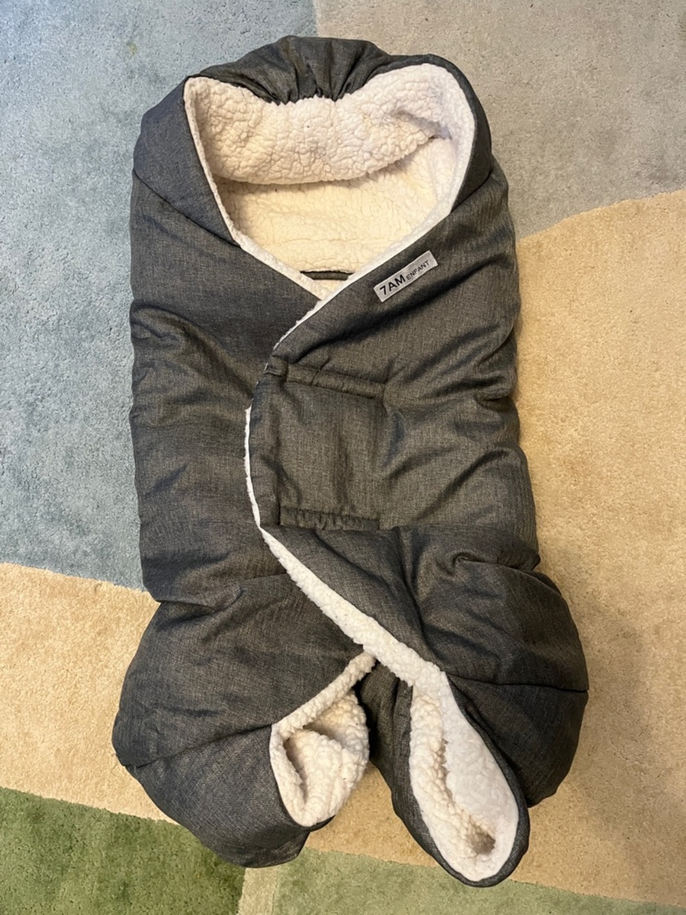 7 A.M. Enfant Nido Cloud ND200 Baby Cocoon - Grey Exterior with Cream Sherpa